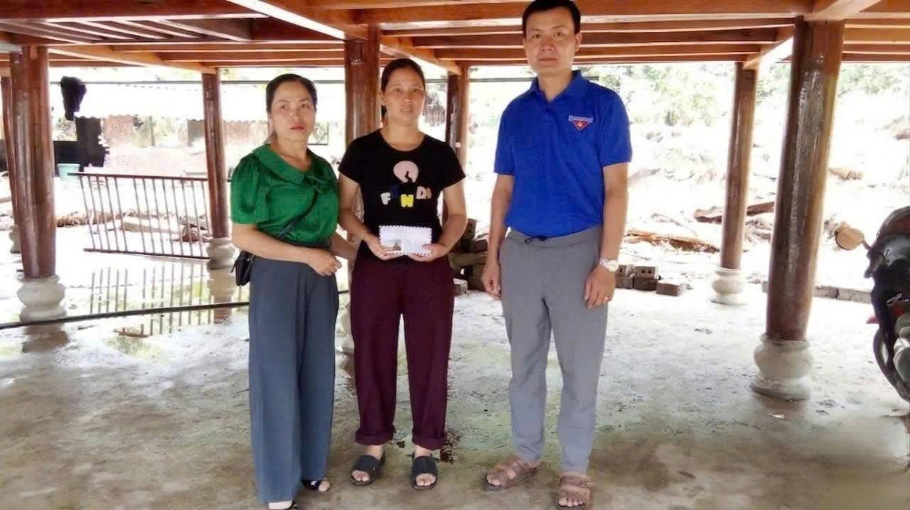 Thăm hỏi, động viên gia đình học sinh bị thiên tai
