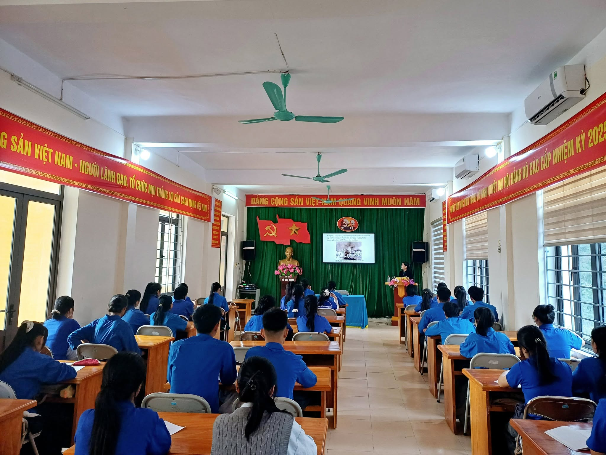 Tổ chức lớp bồi dưỡng nhận thức về Đảng