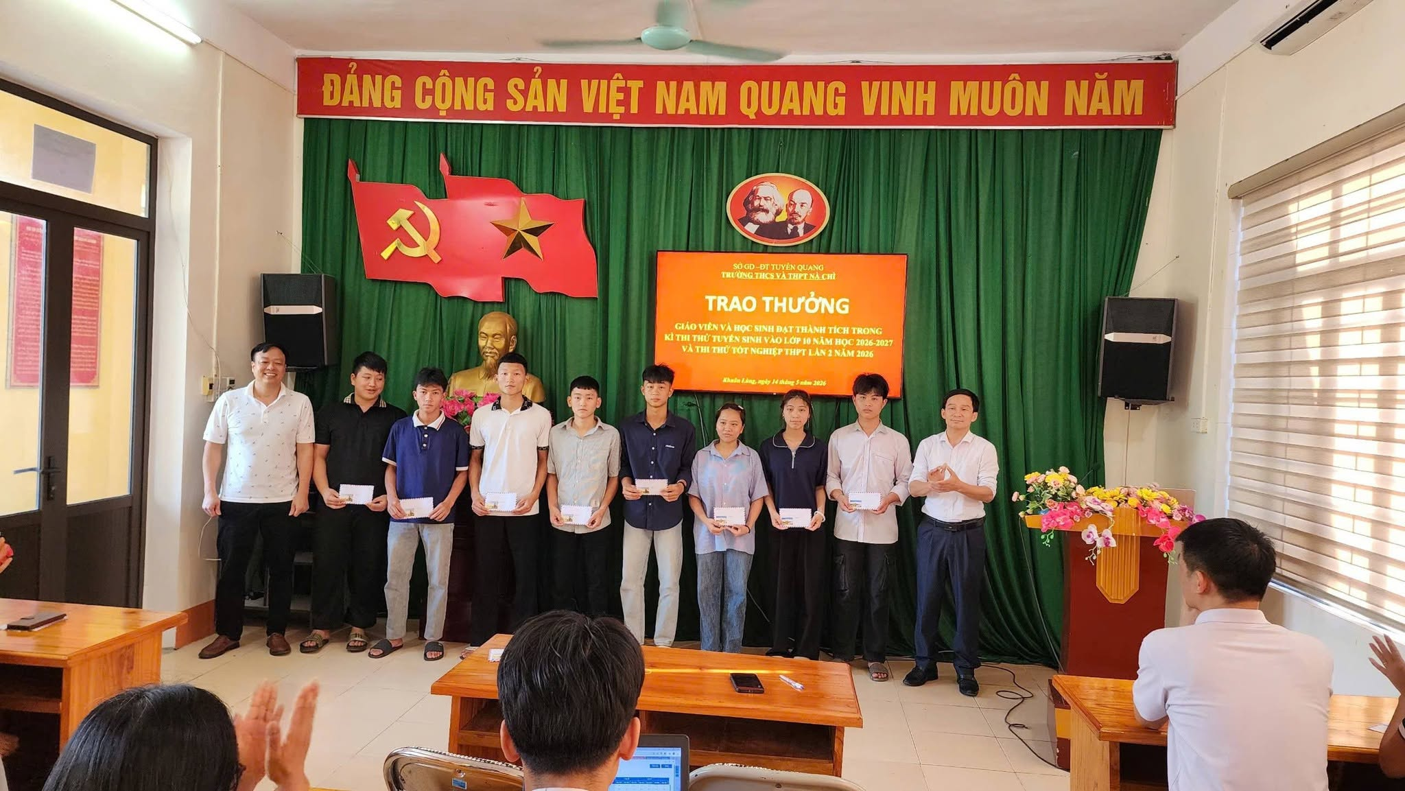 Trao thưởng cho giáo viên và học sinh đạt thành tích cao trong kỳ thi thử